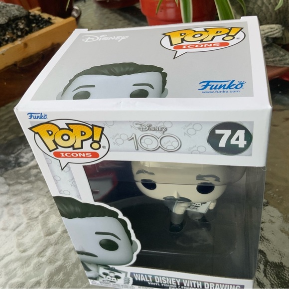Funko Pop! “Disney 100 WALT DISNEY with DRAWING” NWT/black & white! - Picture 7 of 7